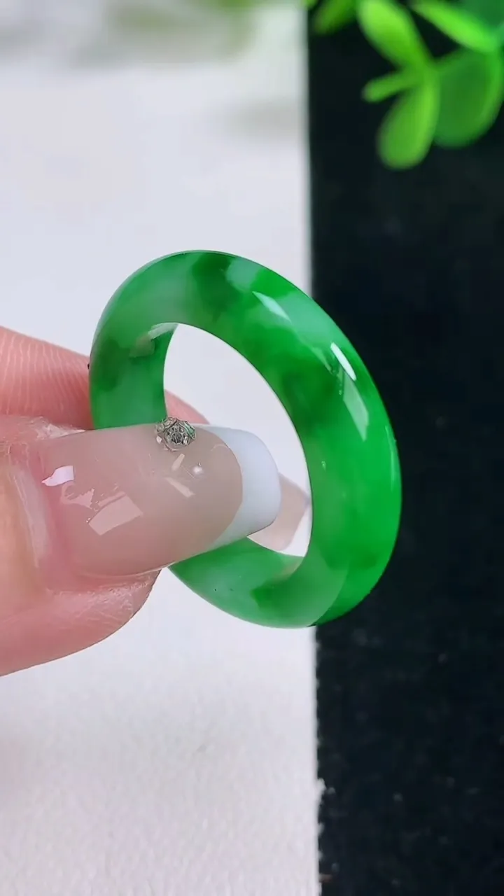 天然A货翡翠指环戒指，尺寸19.3-5.6-3.9，重量:5.01g2025年12月26日
工厂直销收藏佳品,种好水足，色泽均匀，有种有色，上手高大气！