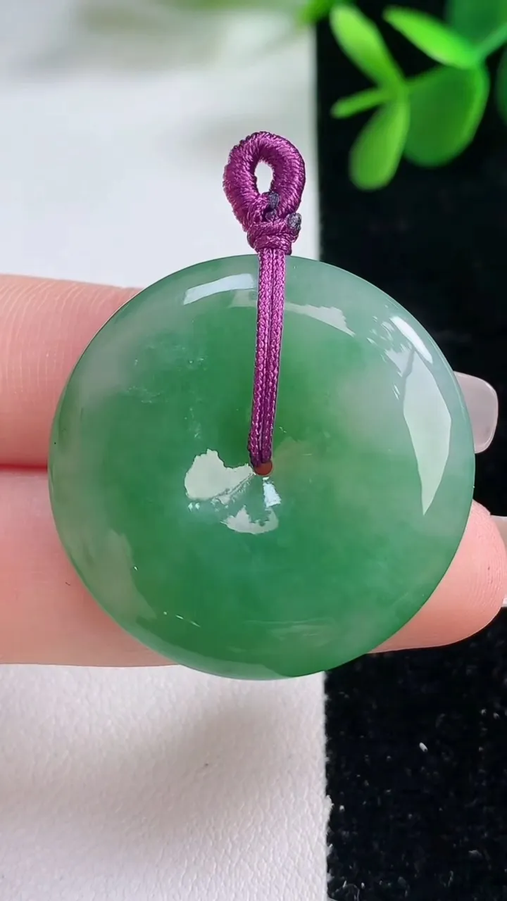 天然A货翡翠平安扣吊坠，尺寸31.7-6，重量:13.06g
12月26日