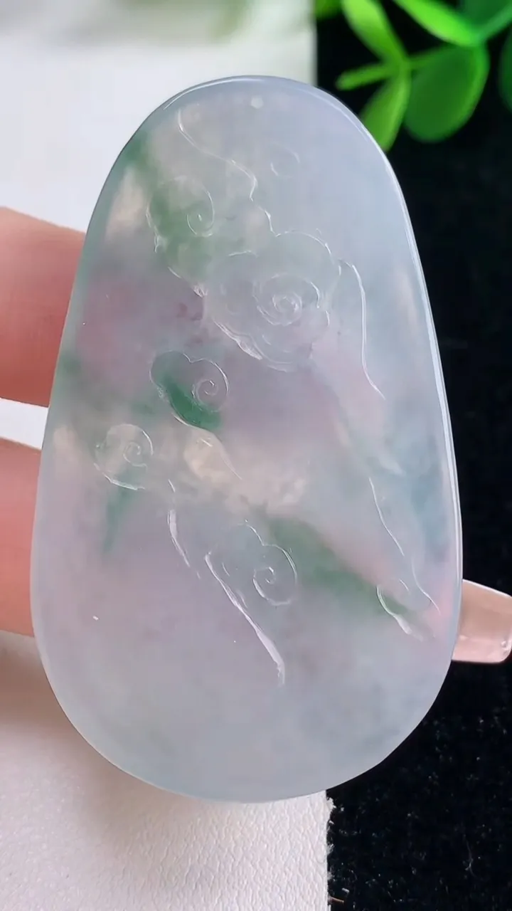 天然A货翡翠冰种飘花观音菩萨吊坠，尺寸58.7-35.2-5，重量:24.26g
12月26日