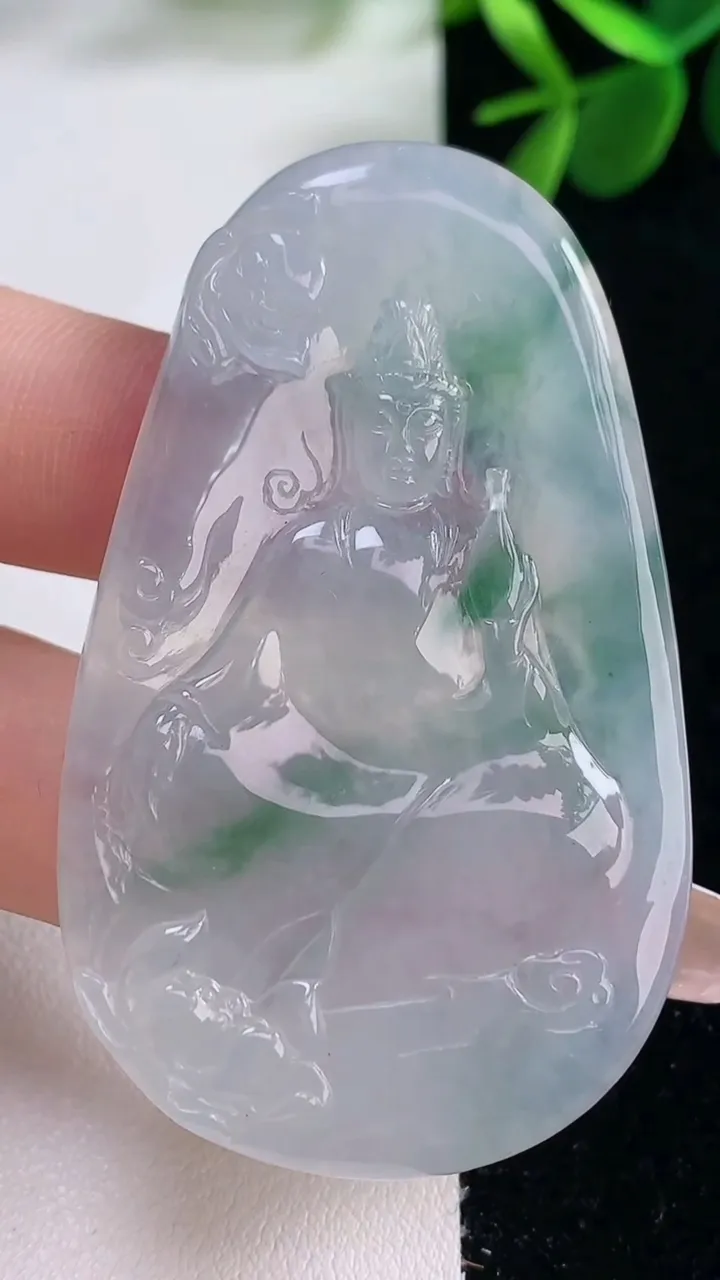 天然A货翡翠冰种飘花观音菩萨吊坠，尺寸58.7-35.2-5，重量:24.26g
12月26日