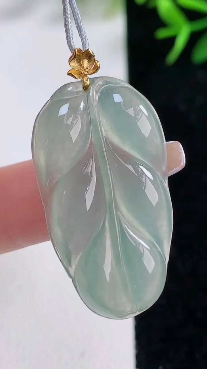 天然A货翡翠金枝玉叶 叶子吊坠，尺寸34.3-18.5-4.2，重量:5.08g
12月26日