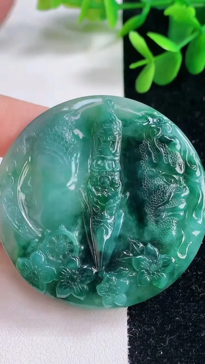 天然A货翡翠一念之间吊坠，尺寸53.3-4.7，重量:31.66g
12月26日