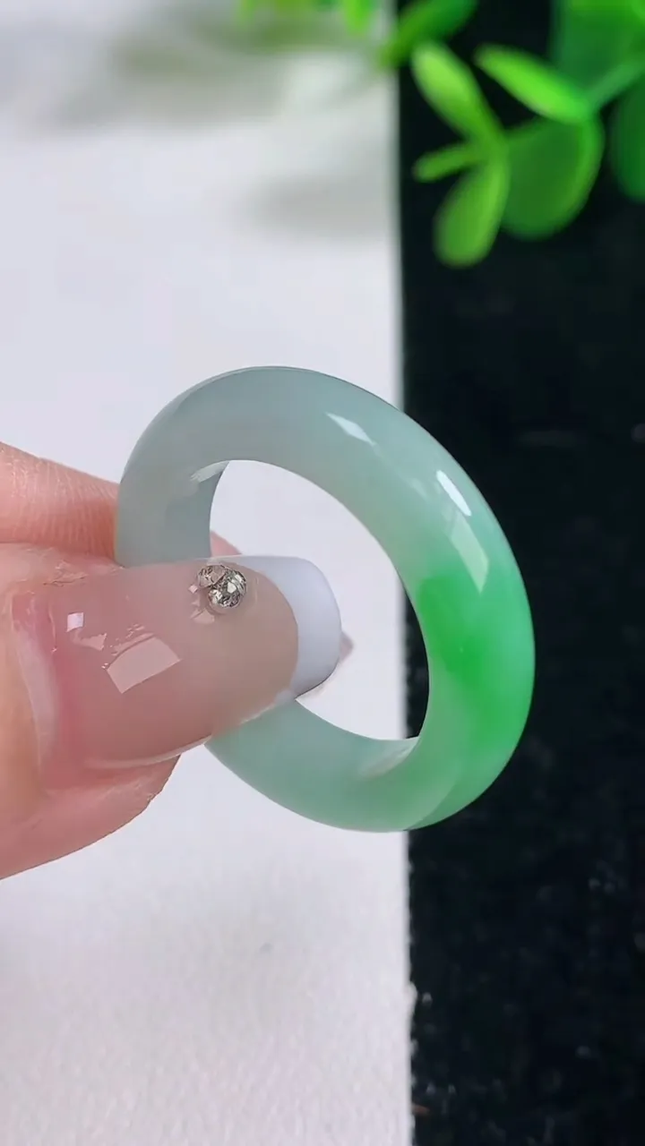 天然A货翡翠指环戒指，尺寸19.5-5.6-3.7，重量:5.19g2025年12月26日
工厂直销收藏佳品,种好水足，色泽均匀，有种有色，上手高大气！