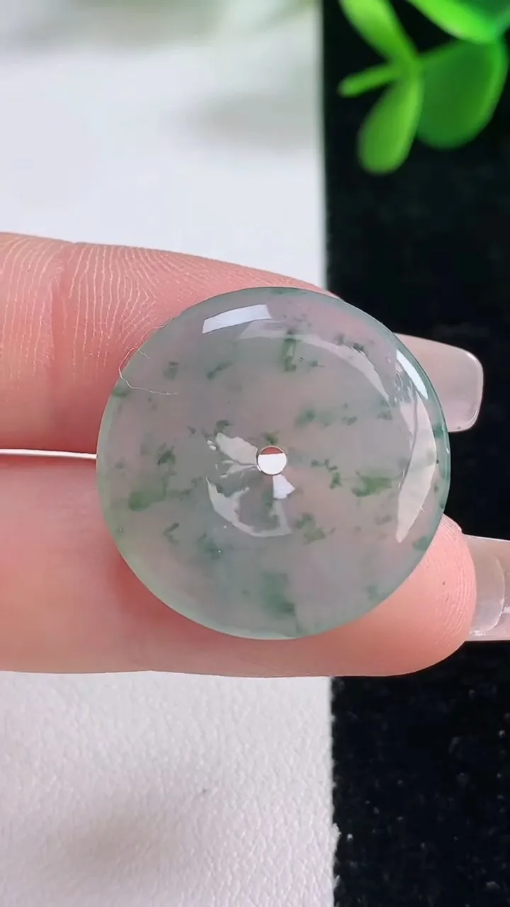 天然A货翡翠冰种飘花平安扣吊坠，尺寸23.8-4，重量:5.09g
12月26日