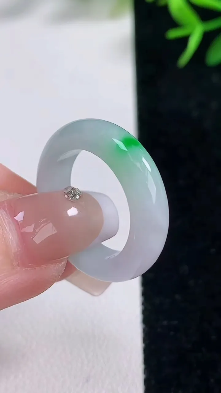 天然A货翡翠指环戒指，尺寸17.3-5.7-3.8，重量:4.70g2025年12月26日
工厂直销收藏佳品,种好水足，色泽均匀，有种有色，上手高大气！