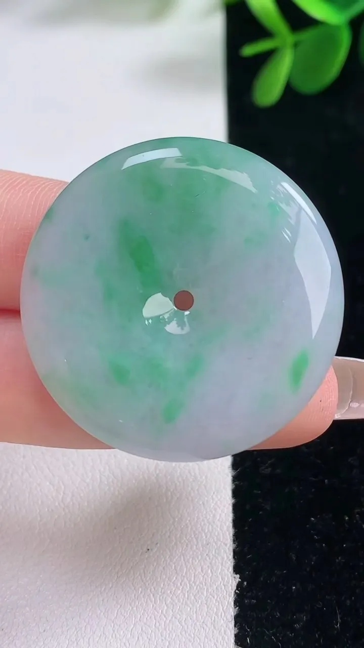 天然A货翡翠平安扣吊坠，尺寸34.7-5.7，重量:14.92g
12月26日