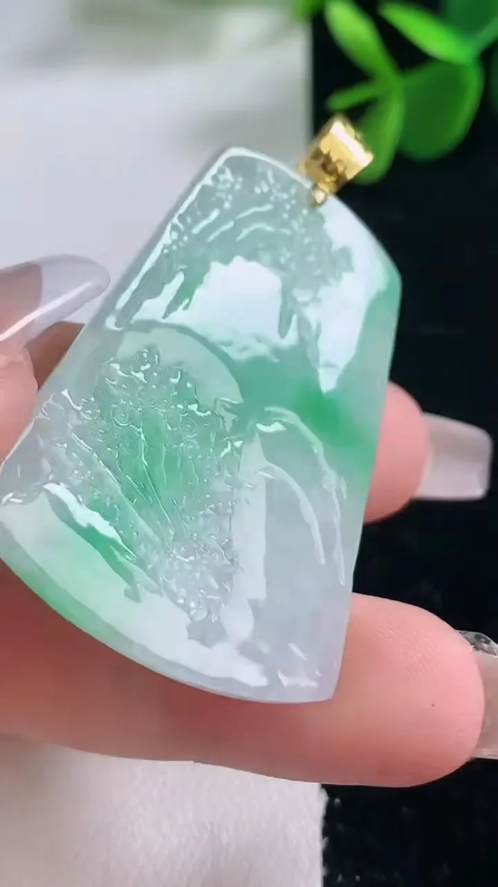 天然A货翡翠山水牌吊坠，尺寸42.5-30-4.5，重量:12.84g
12月26日