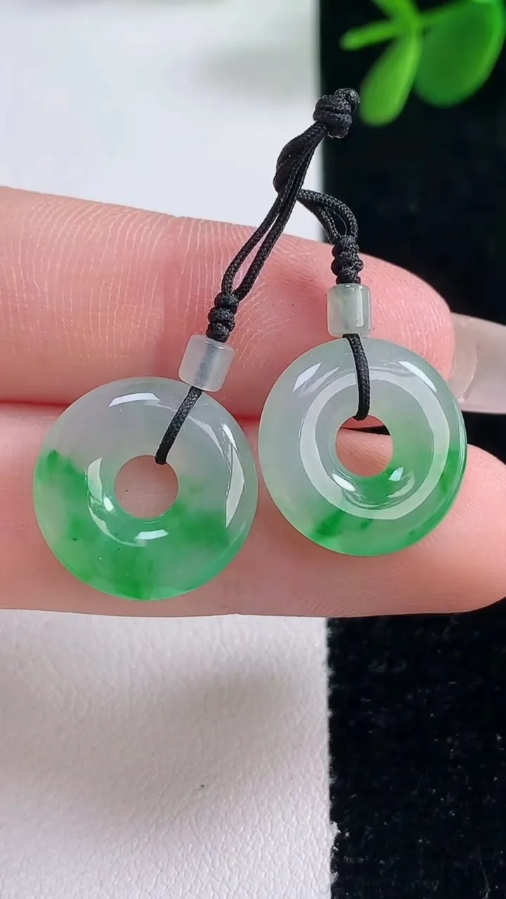 天然A货翡翠平安环吊坠一对，尺寸16-3.4，重量:4.00g
12月26日