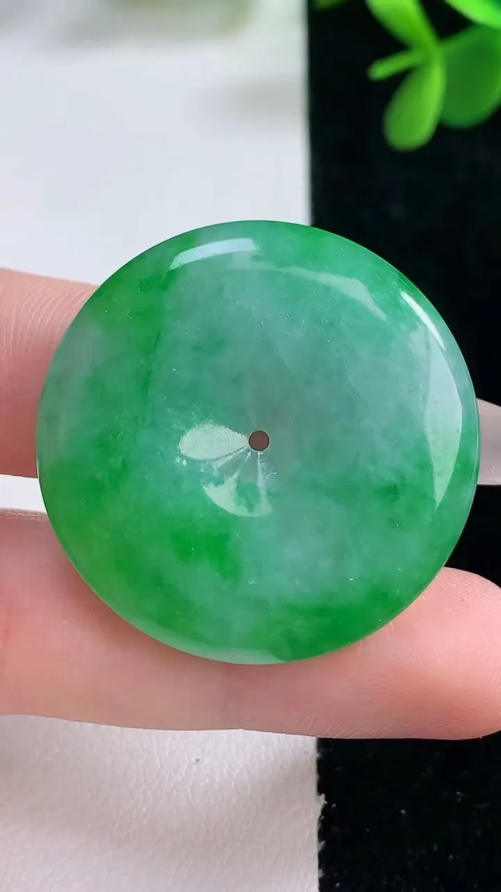 天然A货翡翠平安扣吊坠，尺寸33.3-5.6，重量:13.26g
12月26日