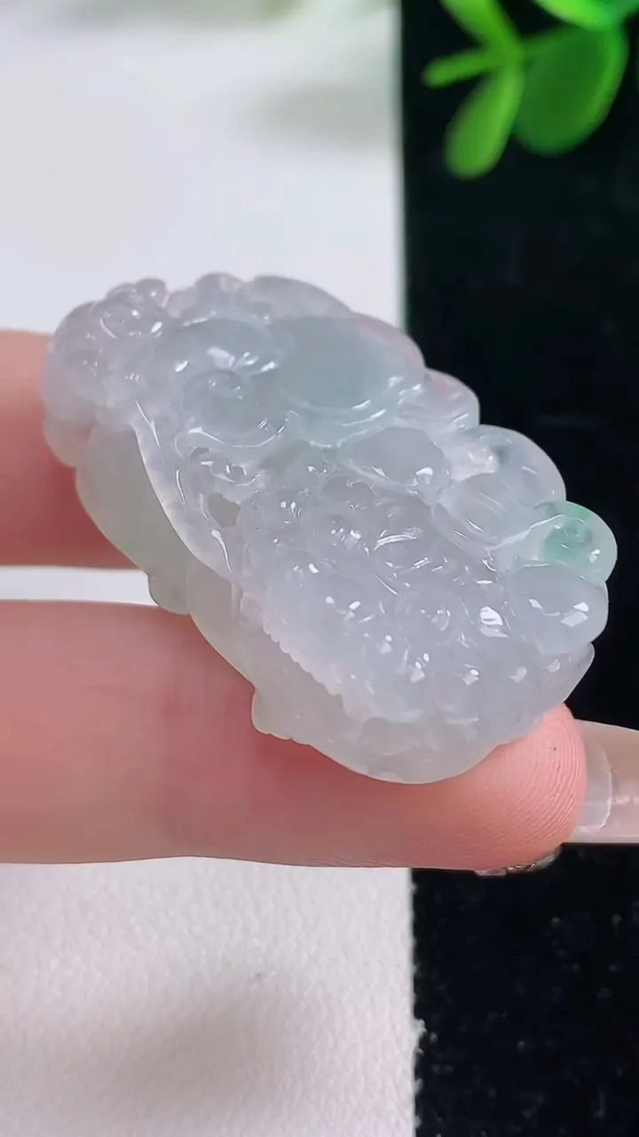 天然A货翡翠霸王貔貅吊坠，尺寸37.4-19.4-12，重量:20.92g
12月26日