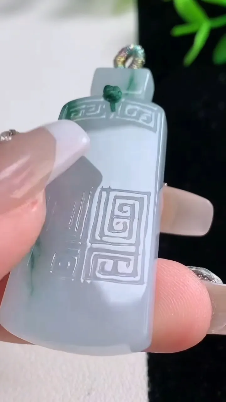 天然A货翡翠飘花仿古无事牌吊坠，尺寸39.8-20.3-5.6，重量:14.75g
12月26日