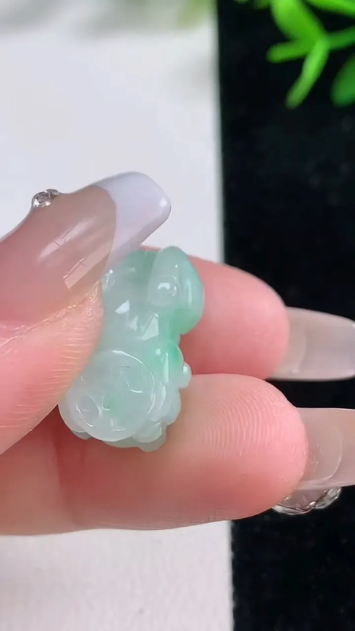 天然A货翡翠生肖猪吊坠，尺寸19.7-13.3-11，重量:5.58g
12月26日