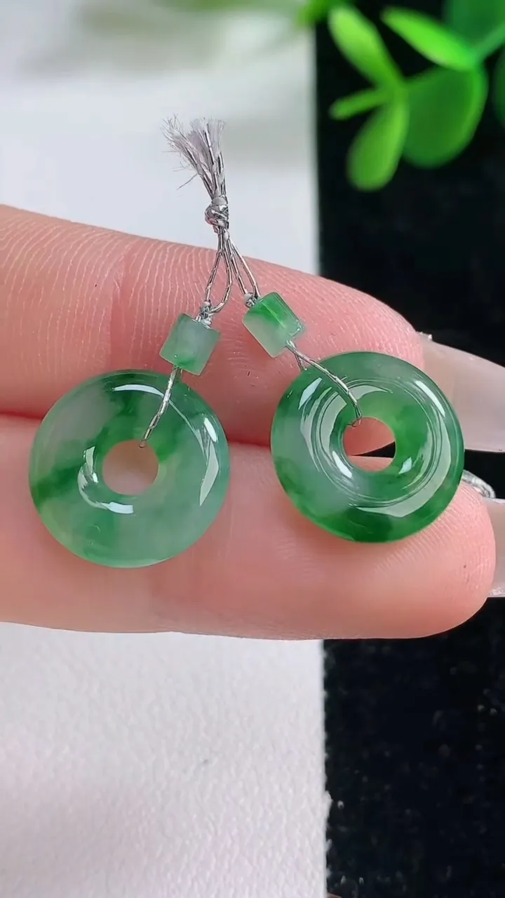 天然A货翡翠平安环吊坠一对，尺寸14-3，重量:3.32g
12月26日