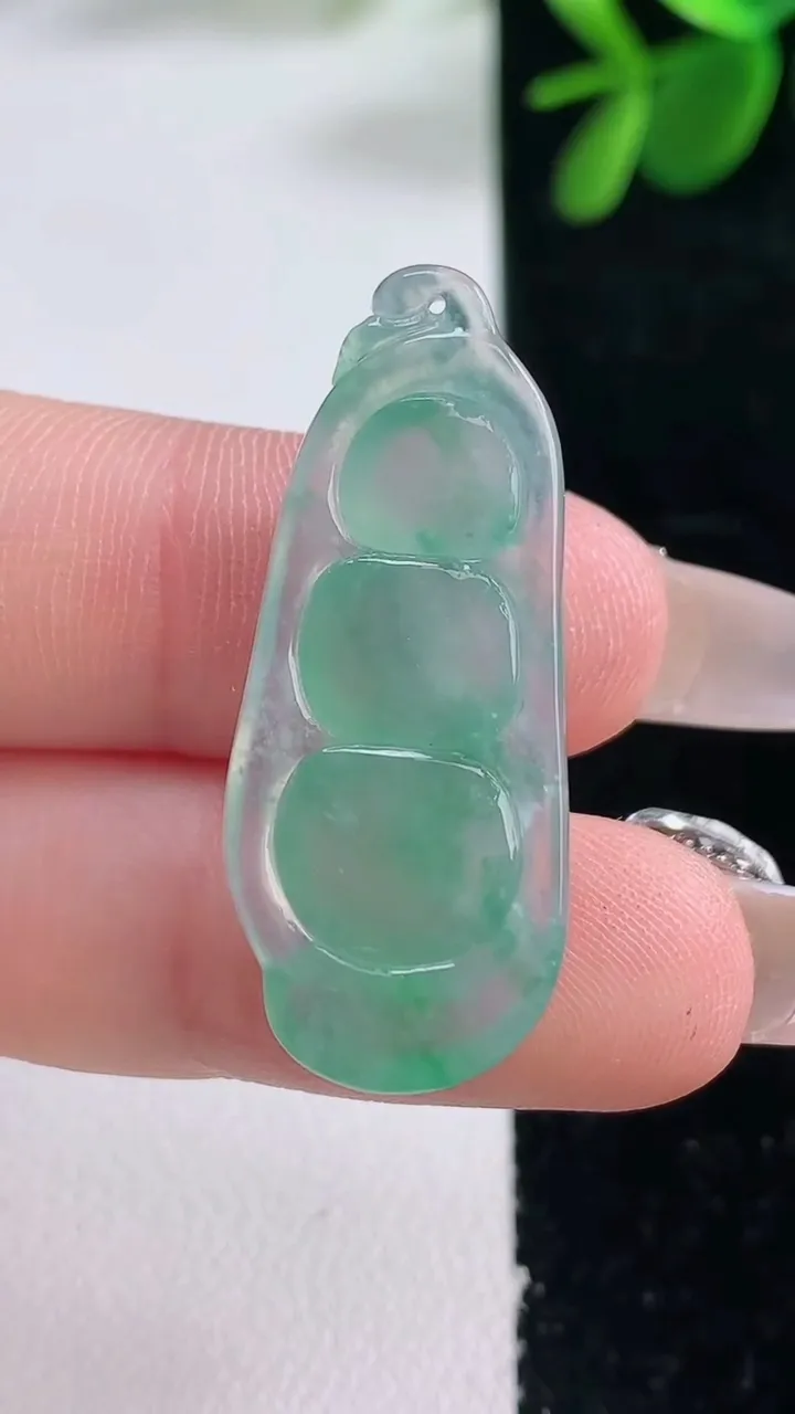 天然A货翡翠福豆吊坠，尺寸33.8-14.5-5.8，重量:4.70g
12月26日