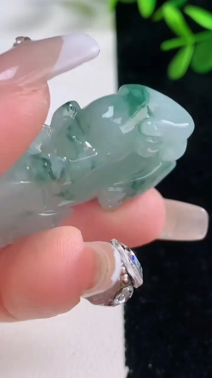 天然A货翡翠飘花霸王貔貅吊坠，尺寸37.6-21.6-12.2，重量:22.87g
12月27日