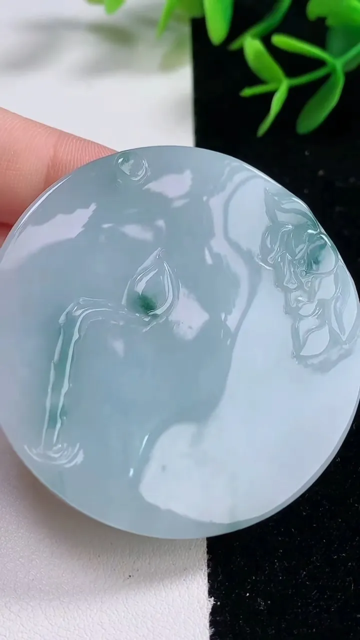 天然A货翡翠飘花大势至菩萨吊坠，尺寸54-12，重量:74.47g
12月27日