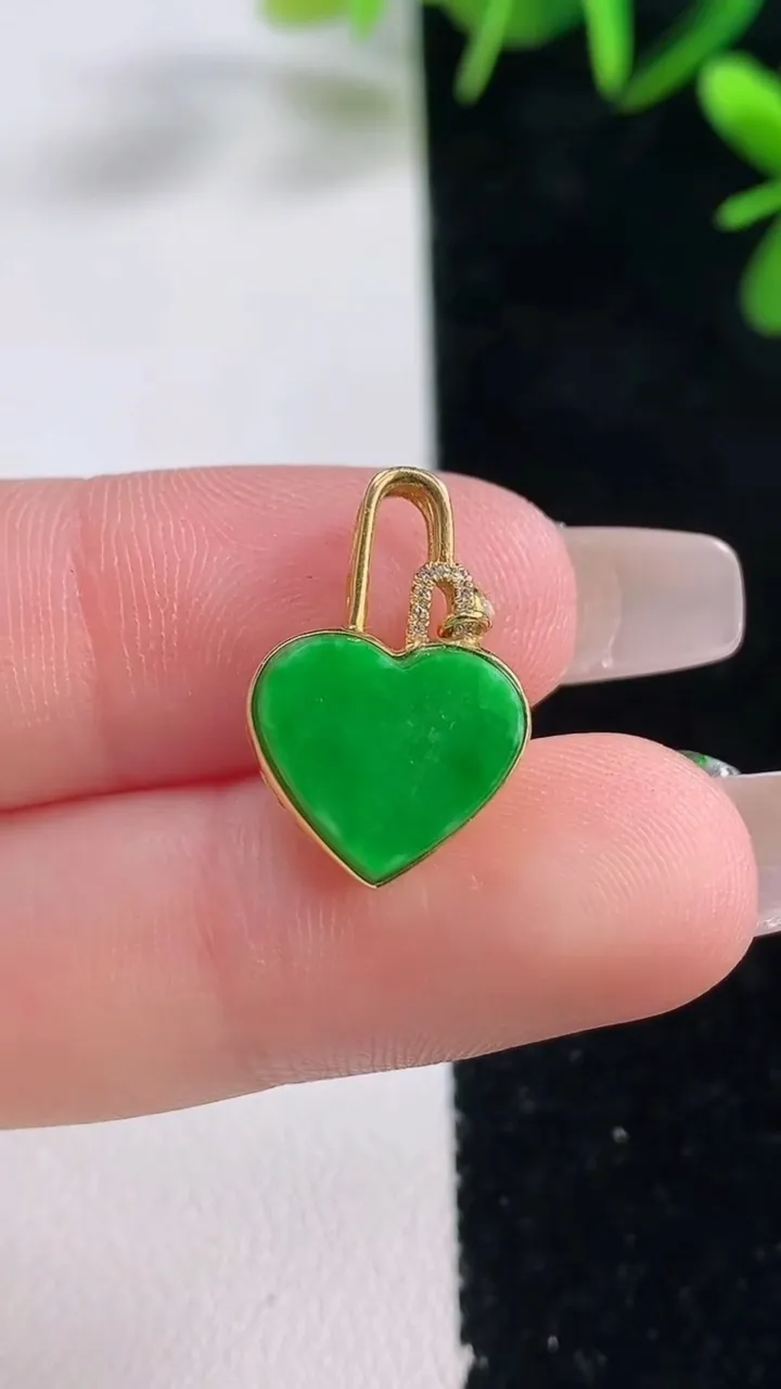 天然A货翡翠爱心吊坠，尺寸18.5-11.2-12.5-5.6，重量:1.44g
12月27日