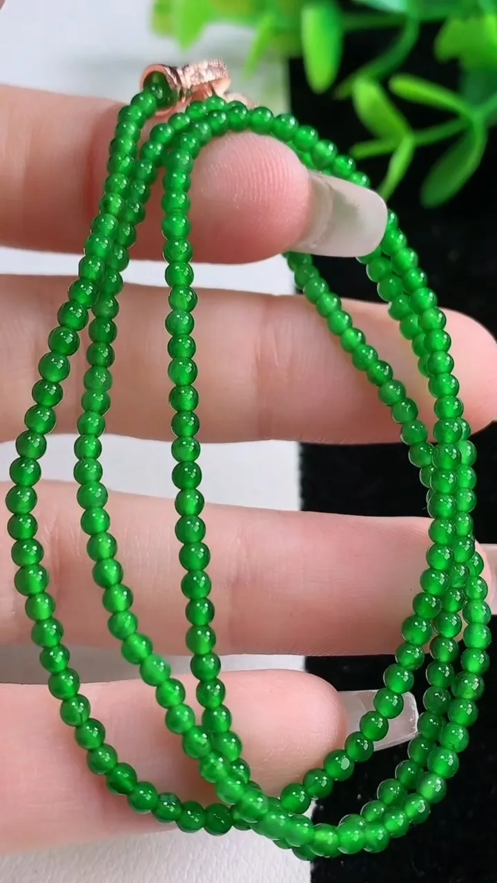 天然A货翡翠小米珠项链，尺寸2.5-212颗，重量:6.49g12月27日
工厂直销收藏佳品,种好水足，色泽均匀，有种有色，上手高大气！