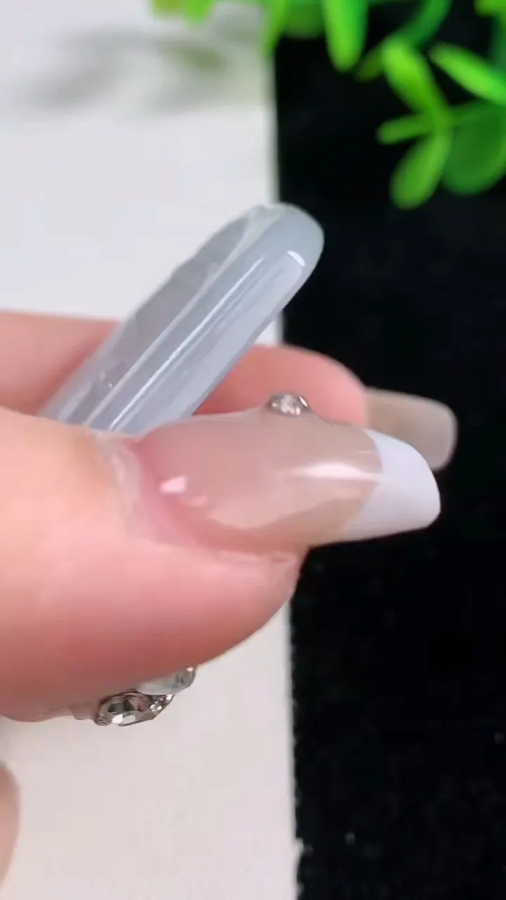 天然A货翡翠观音菩萨吊坠，尺寸50.5-39.7-5.3，重量:25.74g
12月27日