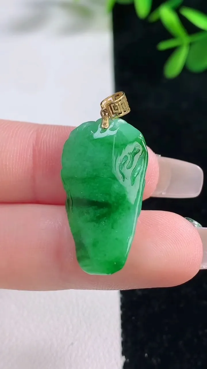 天然A货翡翠龙牌吊坠，尺寸27-14.7-7，重量:4.72g
12月27日