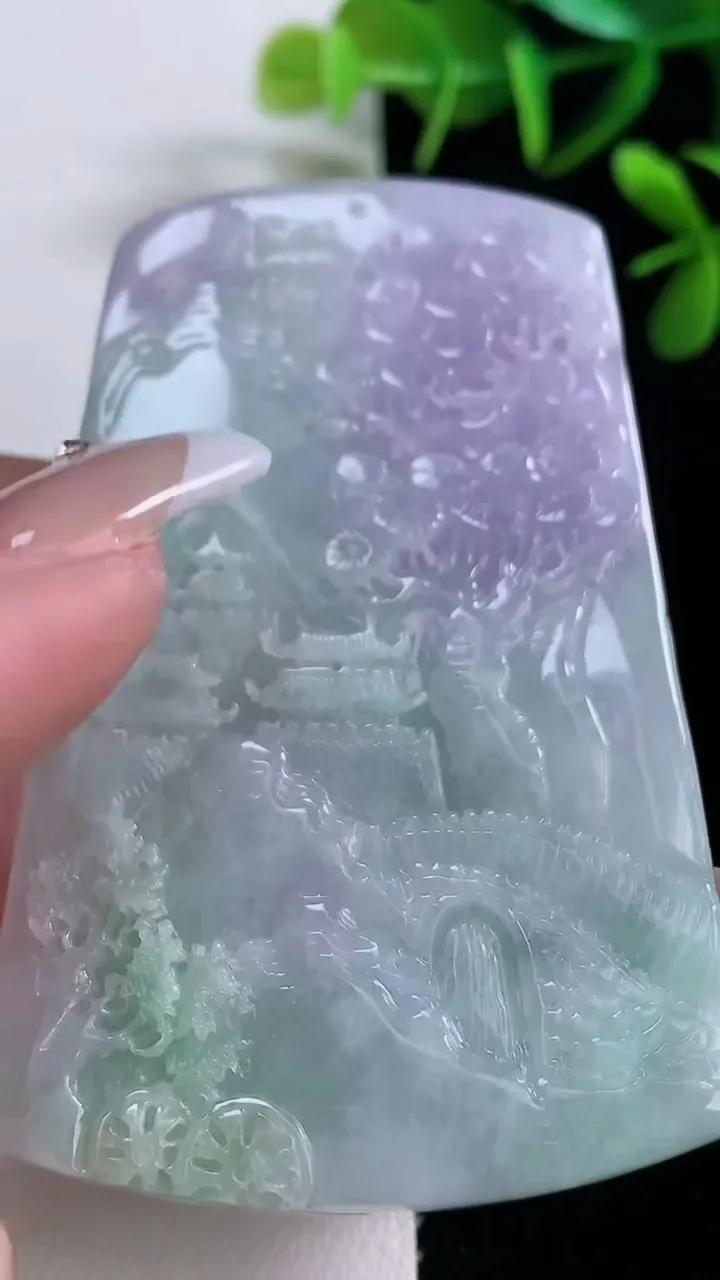 天然A货翡翠春带彩紫罗兰山水牌吊坠，尺寸71.3-45.5-10，重量:74.14g
12月27日