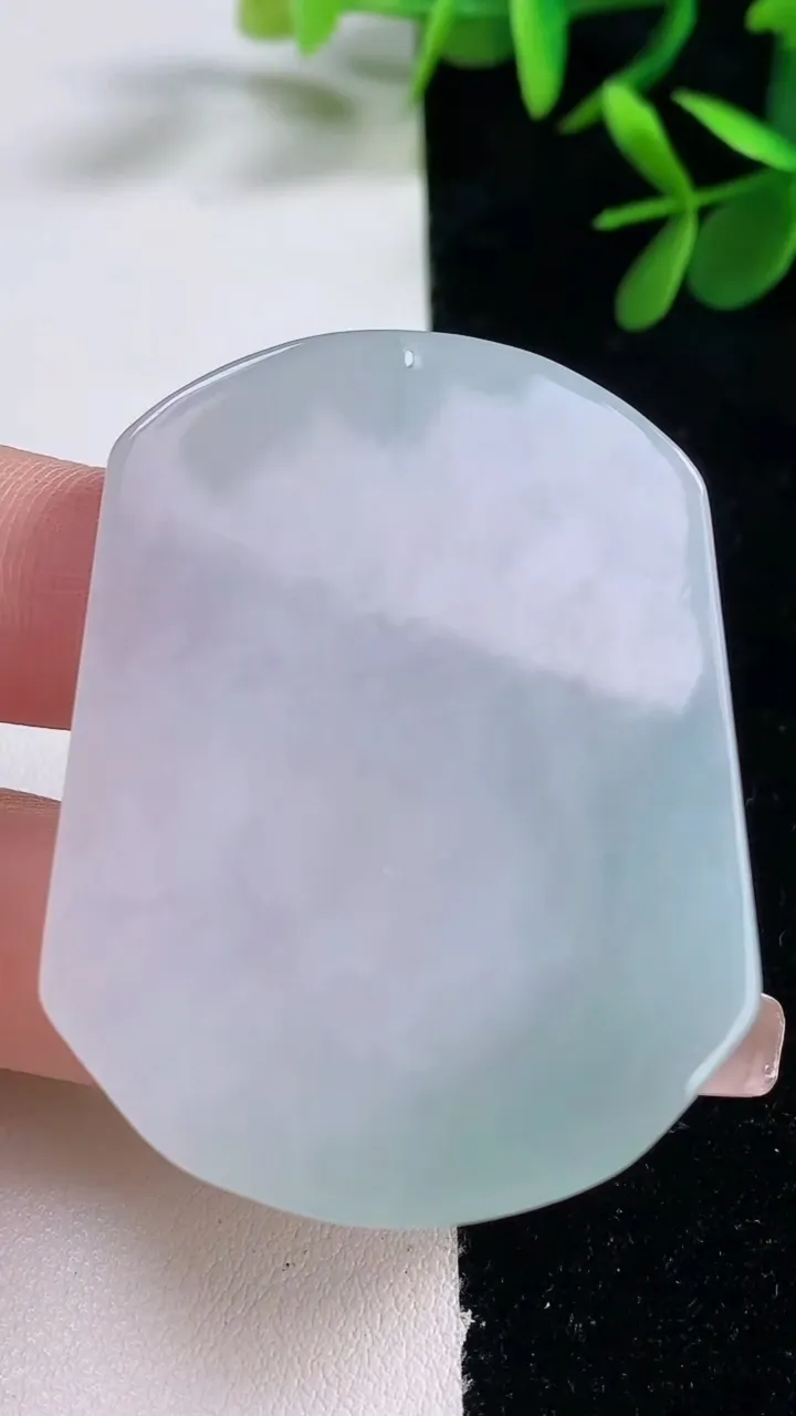 天然A货翡翠观音菩萨吊坠，尺寸50.5-39.7-5.3，重量:25.74g
12月27日