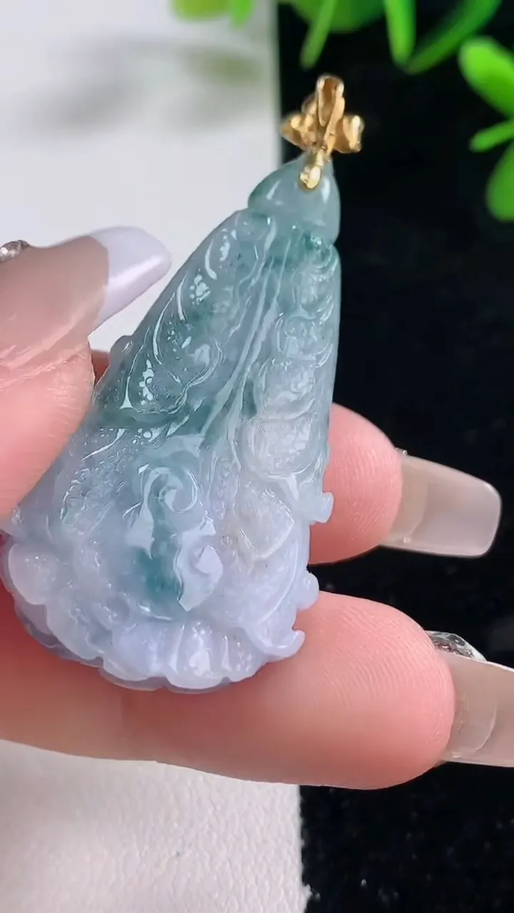 天然A货翡翠18K金紫罗兰白菜吊坠，尺寸44-22.4-11.2，重量:14.80g
12月27日