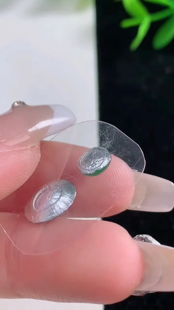 天然A货翡翠蛋面镶嵌件一对，尺寸10.5-8.3，重量:0.81g
12月27日