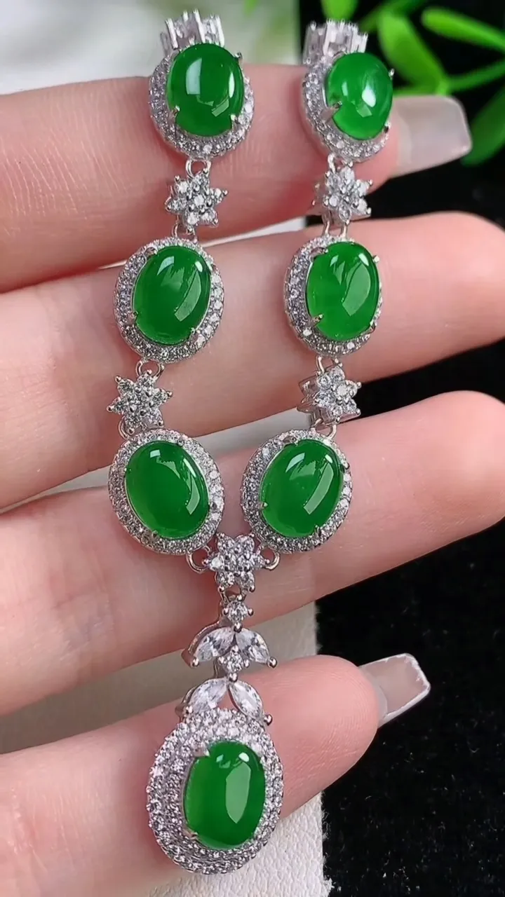 天然A货翡翠蛋面吊坠，尺寸8-6，重量:11.02g
12月27日