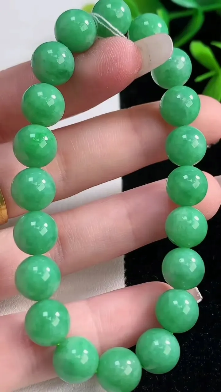 天然A货翡翠圆珠手串，尺寸9.5-20颗，重量:28.51g12月27日
工厂直销收藏佳品,种好水足，色泽均匀，有种有色，上手高大气！