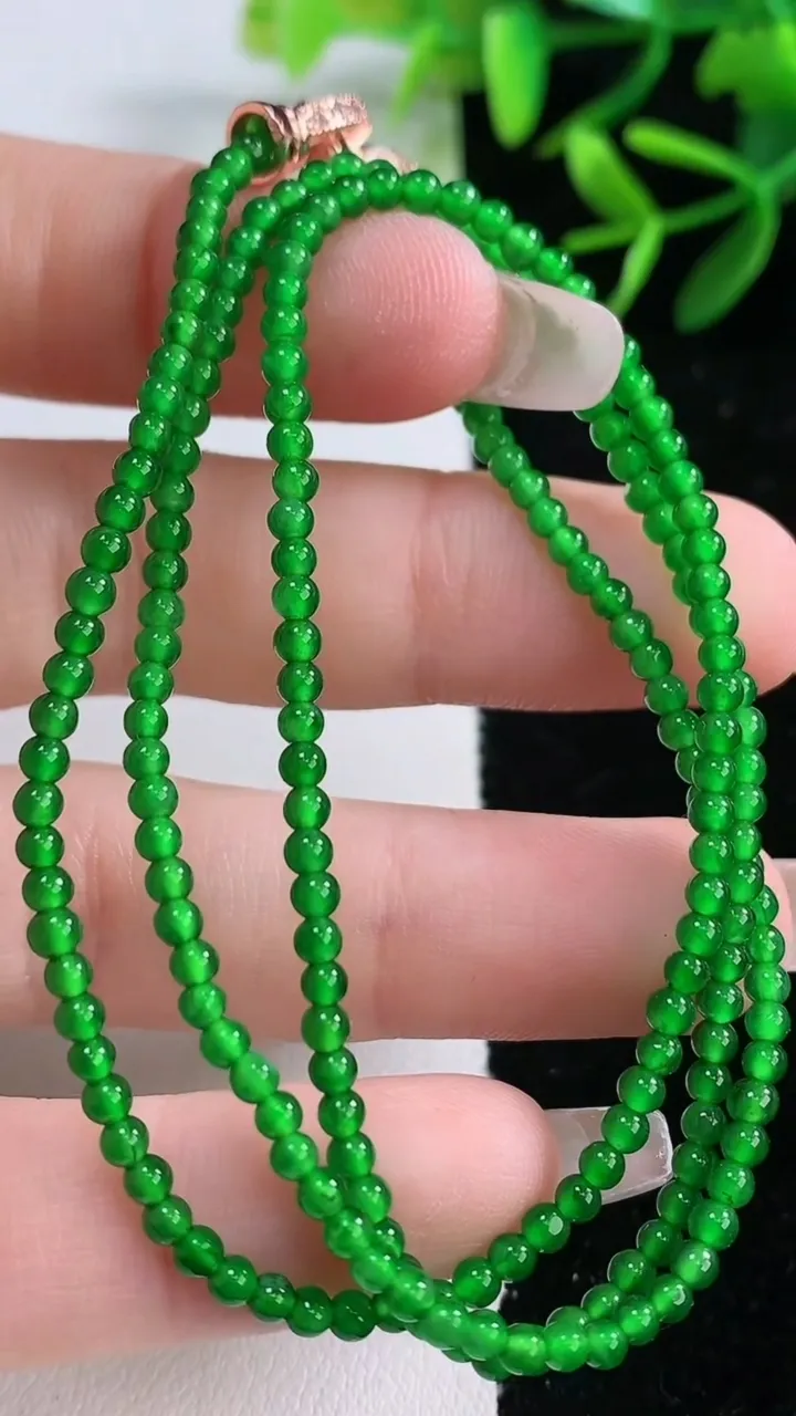天然A货翡翠小米珠项链，尺寸2.5-212颗，重量:6.49g12月27日
工厂直销收藏佳品,种好水足，色泽均匀，有种有色，上手高大气！