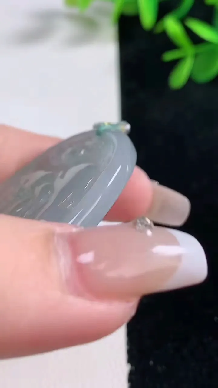 天然A货翡翠生肖猪吊坠，尺寸45.8-35.3-4.8，重量:18.94g
12月27日