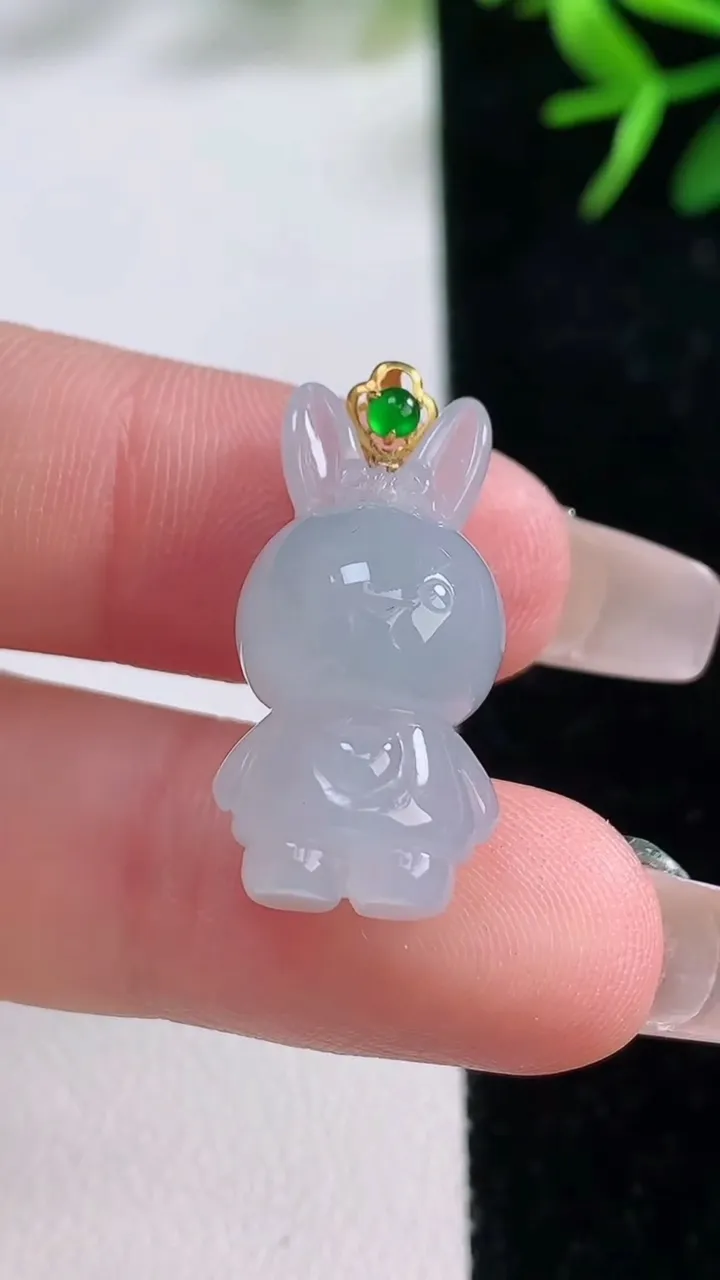 天然A货翡翠小兔子吊坠，尺寸26-12.6-11.7，重量:5.04g
12月27日