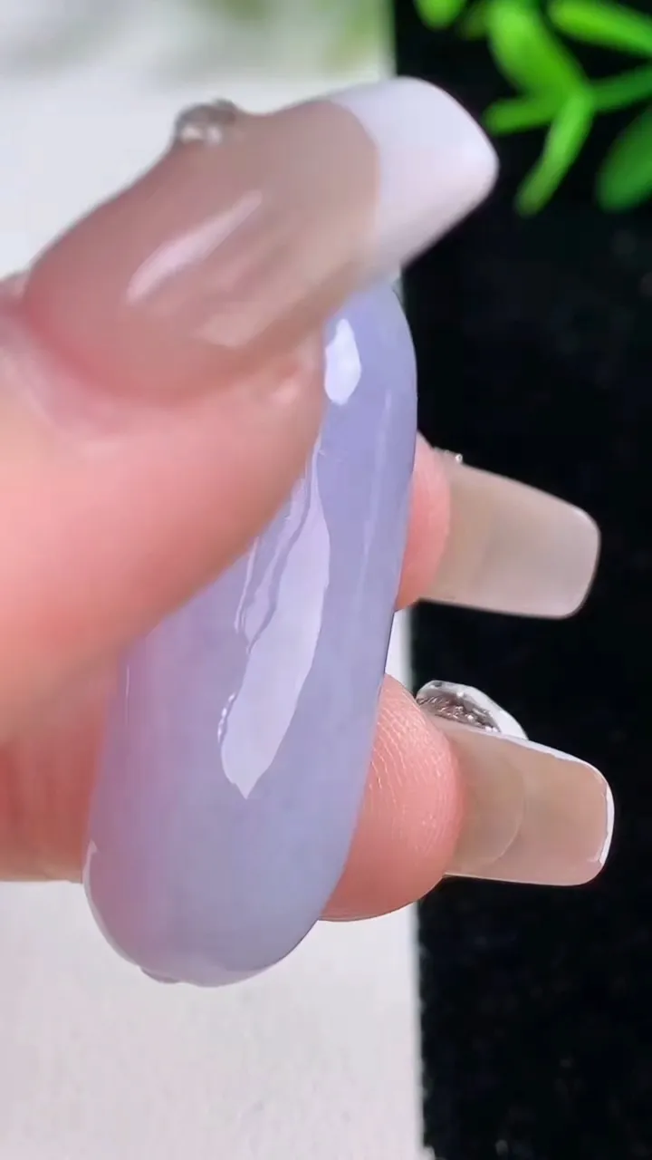 天然A货翡翠紫罗兰福瓜吊坠，尺寸38.8-13.2-10.2，重量:10.35g
12月27日