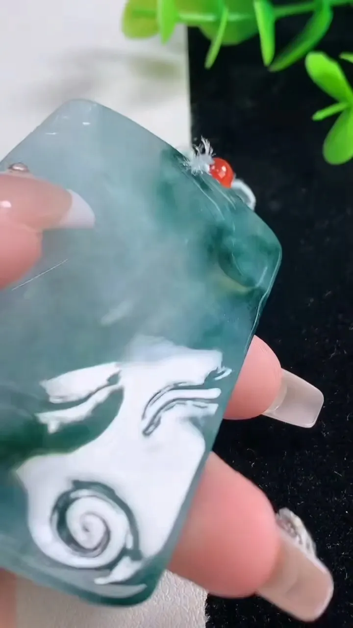 天然A货翡翠飘花祥龙大势至菩萨吊坠，尺寸69-43.6-6.2，重量:44.15g
12月27日