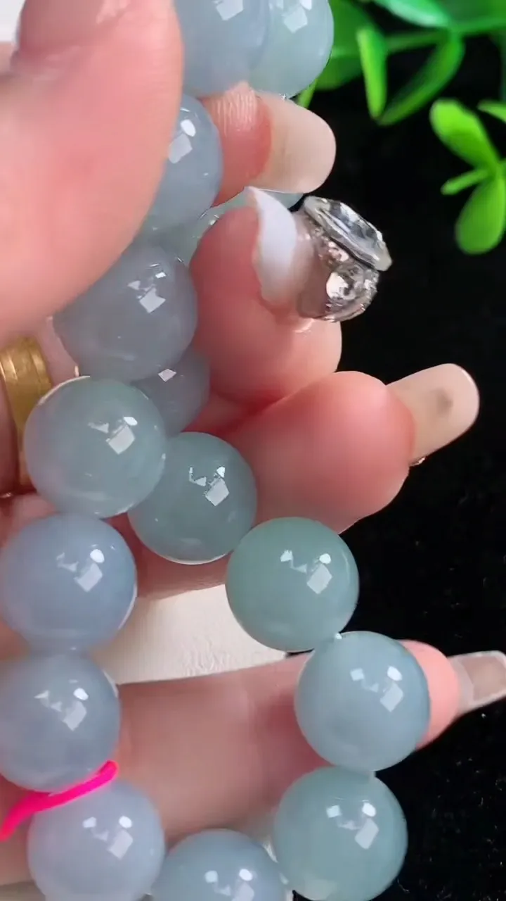 天然A货翡翠紫罗兰圆珠手串，尺寸12.5-16颗，重量:50.49g12月27日
工厂直销收藏佳品,种好水足，色泽均匀，有种有色，上手高大气！