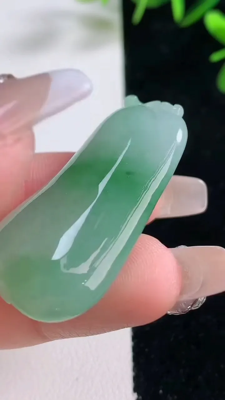 天然A货翡翠福瓜吊坠，尺寸40.5-21.8-10.8，重量:17.95g
12月27日