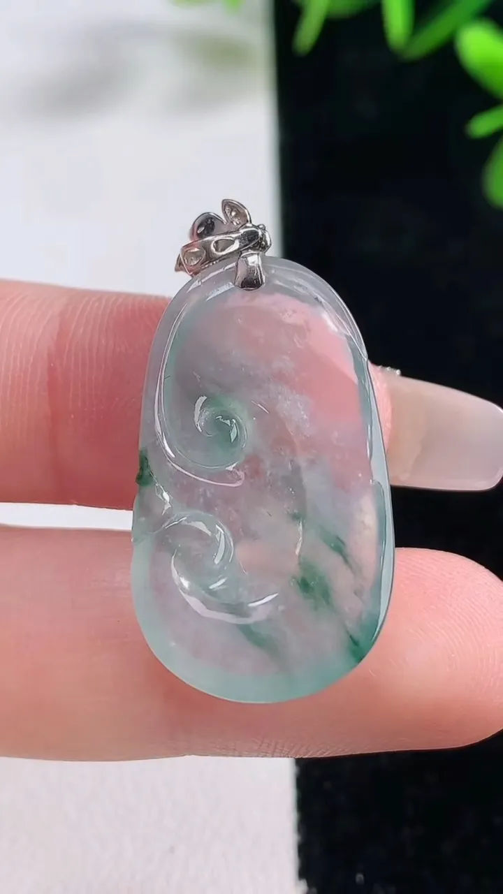 天然A货翡翠种飘花如意吊坠，尺寸27.8-16.8-3.3，重量:3.88g
12月27日