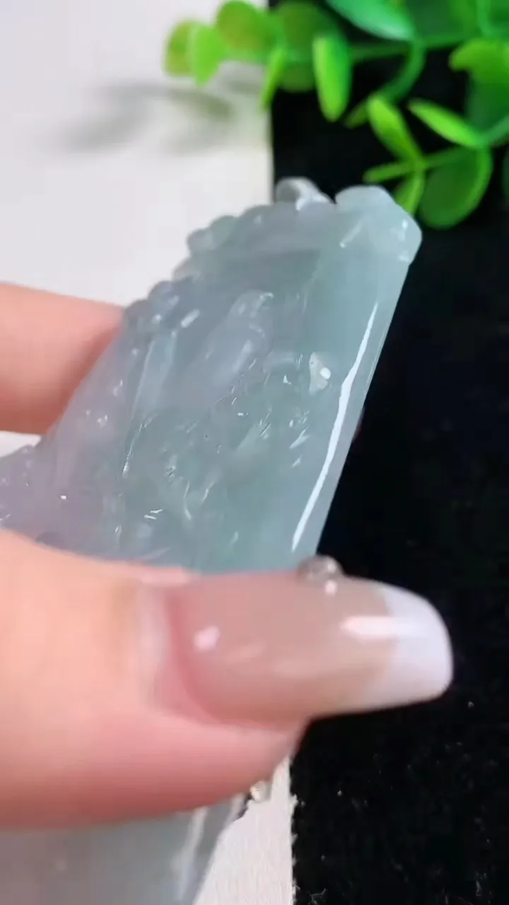 天然A货翡翠虚空藏菩萨吊坠，尺寸77.2-53.8-5.9，重量:48.56g
12月27日