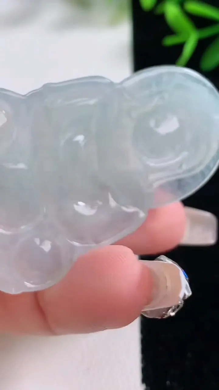 天然A货翡翠观音菩萨吊坠，尺寸52.5-35.5-4.6，重量:14.70g
12月27日