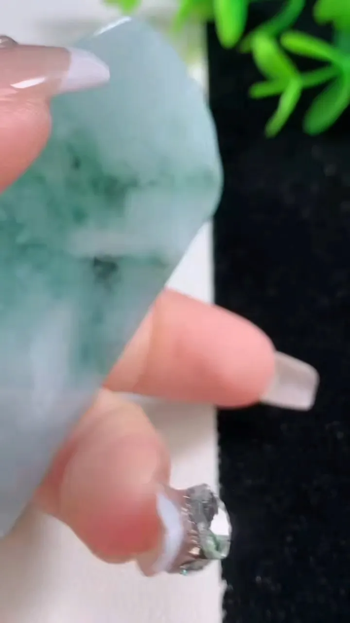 天然A货翡翠飘花文殊菩萨吊坠，尺寸68.3-45.7-5.4，重量:33.61g
12月27日