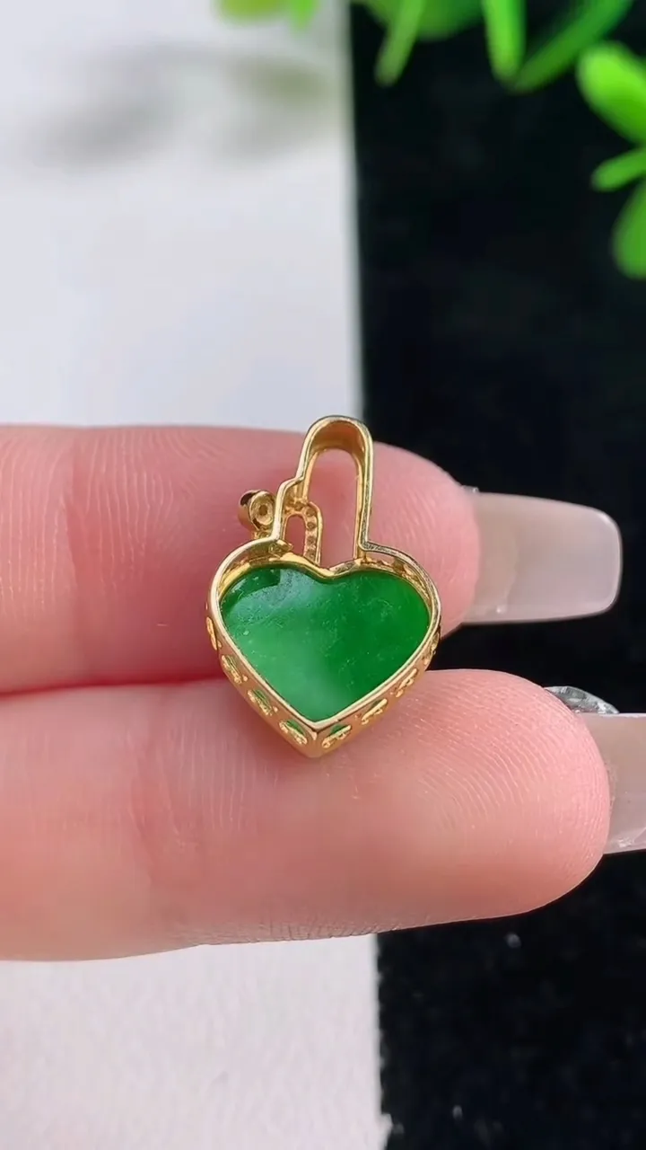 天然A货翡翠爱心吊坠，尺寸18.5-11.2-12.5-5.6，重量:1.44g
12月27日