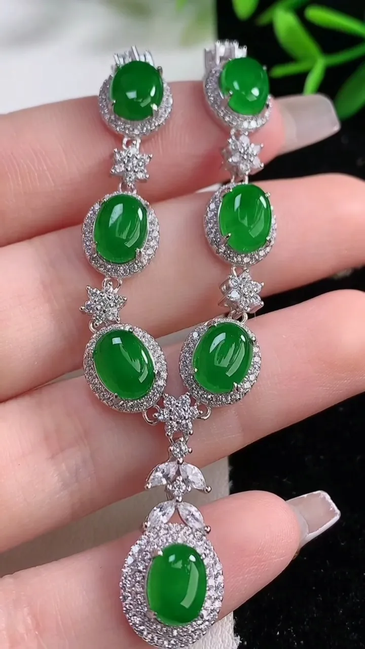 天然A货翡翠蛋面吊坠，尺寸8-6，重量:11.02g
12月27日