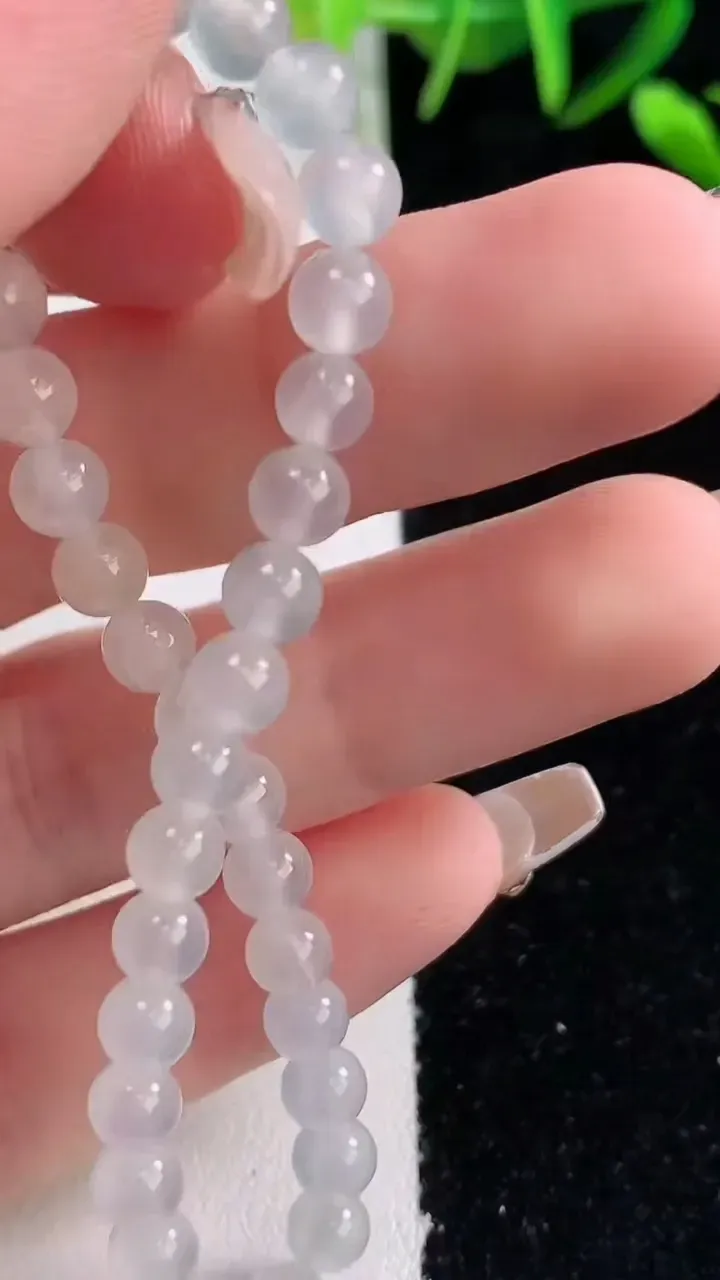 天然A货翡翠种白冰圆珠手串，尺寸5.2-35颗，重量:8.06g12月27日
工厂直销收藏佳品,种好水足，色泽均匀，有种有色，上手高大气！