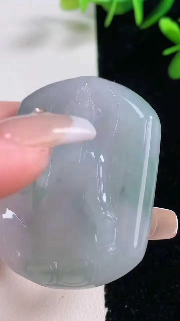 天然A货翡翠飘花大势至菩萨吊坠，尺寸47.8-38.6-8.4，重量:33.52g
12月27日