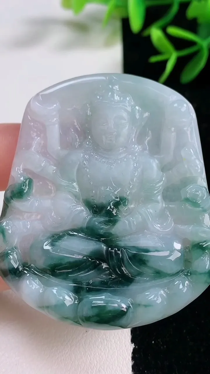 天然A货翡翠飘花千手观音吊坠，尺寸56.5-48.2-5.2，重量:25.75g
12月27日