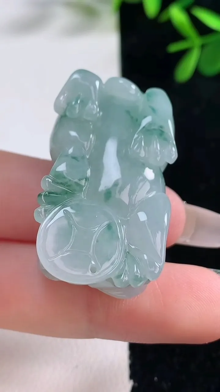 天然A货翡翠飘花霸王貔貅吊坠，尺寸37.6-21.6-12.2，重量:22.87g
12月27日