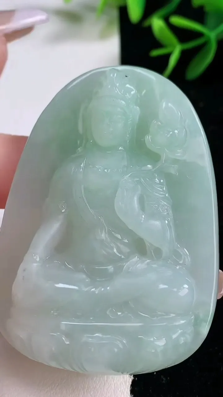 天然A货翡翠大势至菩萨吊坠，尺寸61.4-43.6-11，重量:59.53g
12月27日