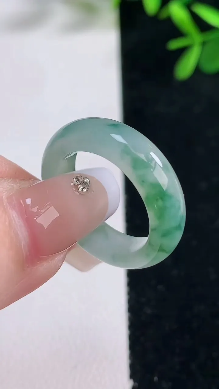 天然A货翡翠冰种飘花指环戒指，尺寸17-5.6-3.4，重量:4.40g2025年12月27日
工厂