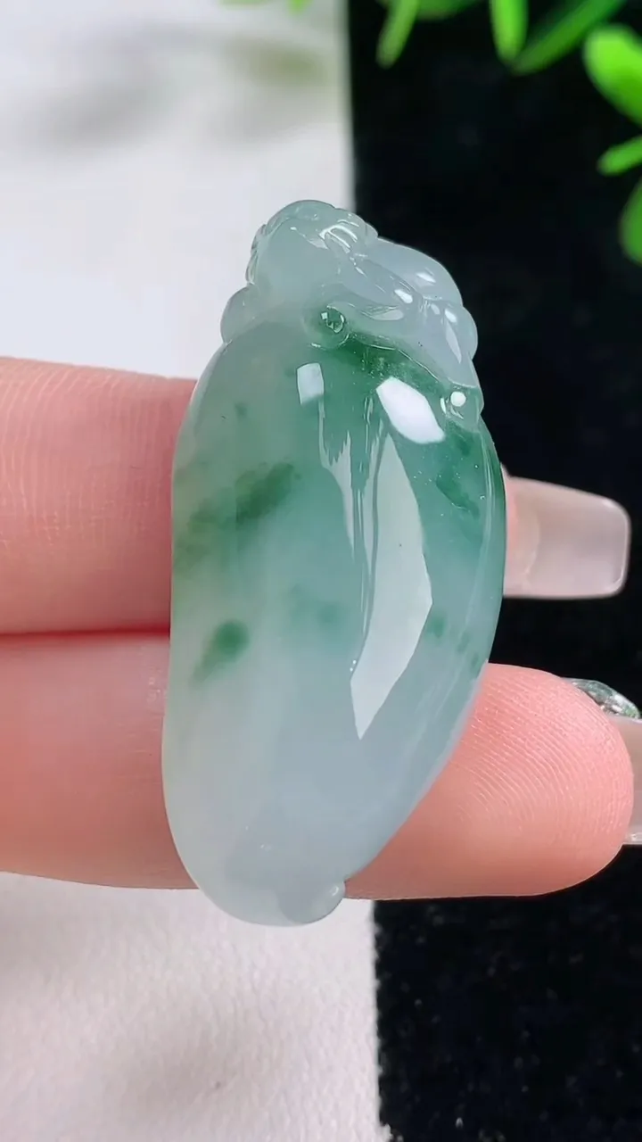 天然A货翡翠冰种飘花福瓜吊坠，尺寸39-18.2-12.4，重量:15.93g
12月27日